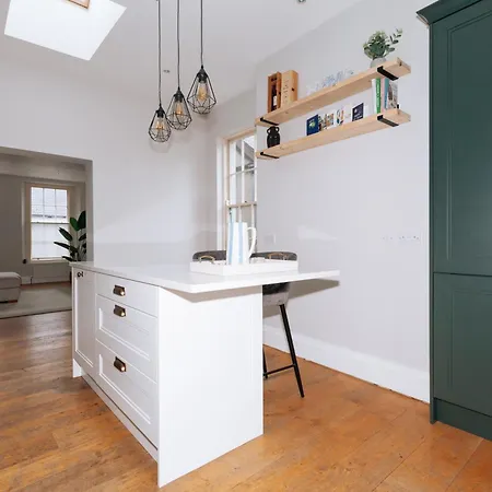 דירה Chic & Characteristic 2bd House - Irishtown