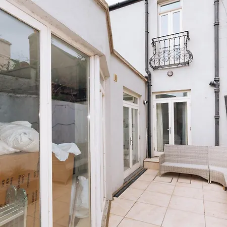 דירה Chic & Characteristic 2bd House - Irishtown *