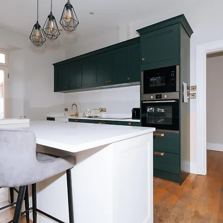 Chic & Characteristic 2bd House - Irishtown *
