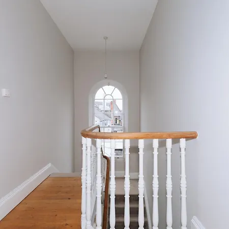 Chic & Characteristic 2bd House - Irishtown