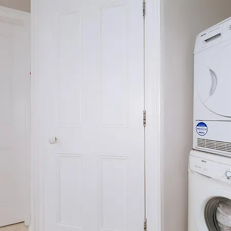 Chic & Characteristic 2bd House - Irishtown *