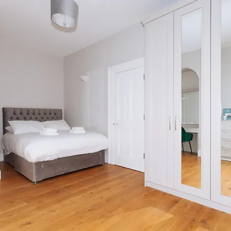 Chic & Characteristic 2bd House - Irishtown Daire *