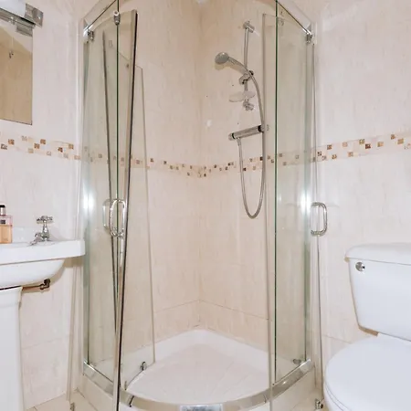 Chic & Characteristic 2bd House - Irishtown