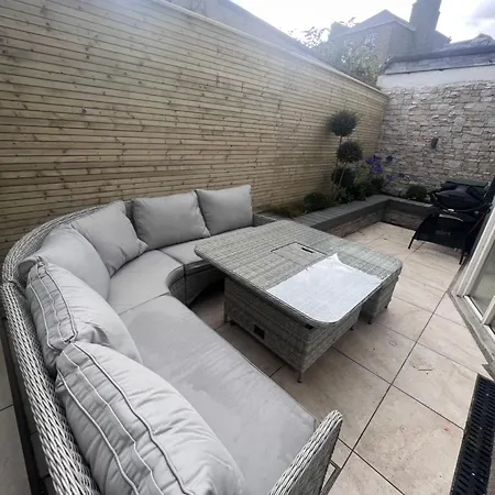 Chic & Characteristic 2bd House - Irishtown *