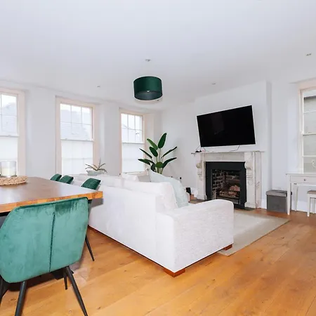 Chic & Characteristic 2bd House - Irishtown *